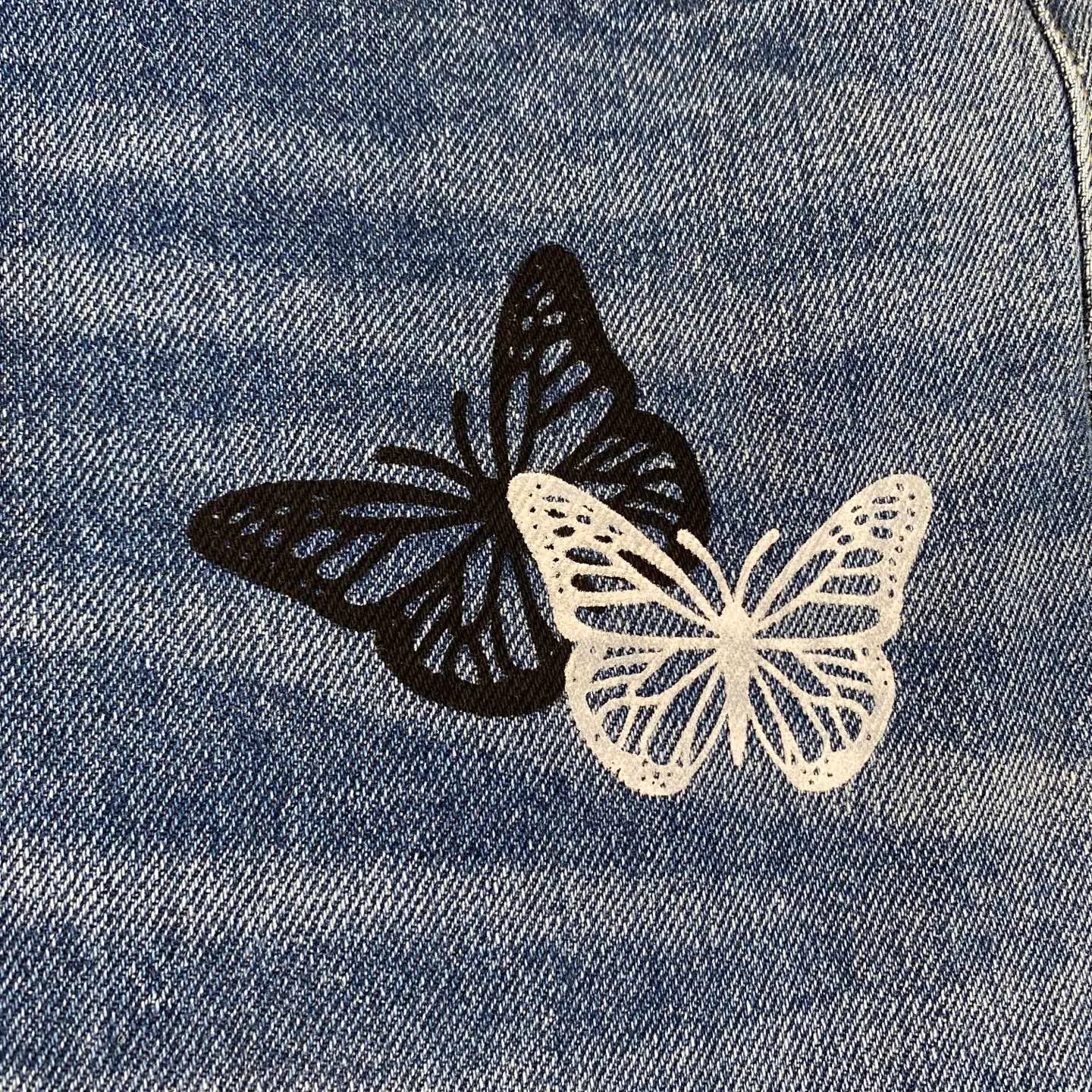 P230 Chrome Hearts 2025 new rare three-color butterfly print couple's washed loose jeans. High version, high version, top ceiling quality. Styles with different washed textures, very friendly to people with thin legs and thick legs. The straight version is very flattering to the leg shape. Moderate length that never goes out of style, easy to match with casual, basic styling for various styles, a must-have in the wardrobe! The fabric is stiff but also makes the upper body soft without losing texture. The washing process is even more perfect. It is a must-have item for everyone! ! ! Washed wheat, hang tag, pants label, three labels complete Color: blue Size: 28, 30, 32, 34